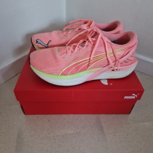 Löparskor - Dessa har används några fåtal gånger, men de är lite förstora för mig. De är i riktigt bra skick, nästan som nya. Priset går att diskutera!