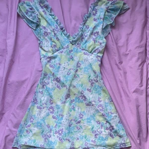 Söt klänning  - •knappt använd  •minidress •storlek S