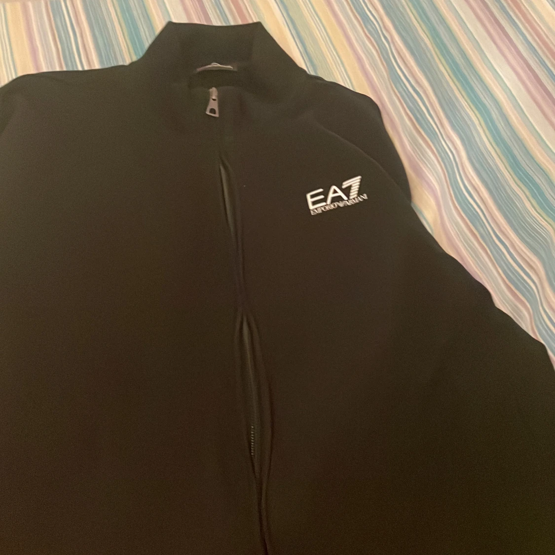 Armani zip tröja som är helt ny i svart färg