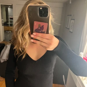 Svart lyxig topp💓💓 - En mycket fin topp i väldigt fint skick. Passar perfekt nu till hösten. Knappt använd och är inköpt från MQ. Kostade innan 500kr men kostar nu bara 300kr. Är öppen för prisförslag 🤍