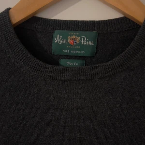 Alan paine tröja - Riktigt snygg stickad tröja från alan paine, tyvärr för liten. Strlk 46 (S-M) men passar XS eller liten S. Nypris runt 2k, hör av dig vid funderingar