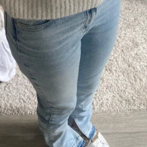 Ljusa jeans med slits  - Midrise jeans med slits från Gina Young i strl 158 men passar mig som vanligtvis har s/34/36! Super snygga och bara använda ett fåtal gånger🌸