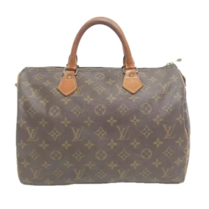 Louis Vuitton Speedy 30 - Louis Vuitton Speedy 30. Ett måste i väskkollektionen! Bra storlek för både vardagsbruk och resor. Perfekt att använda som skol-/arbetsväska. Speedy ger en touch av lyx och stil till varje outfit.