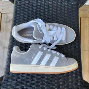 Adidas campus grå - Säljer mina adidas campus då de inte kommer till någon användning. Har haft på mig skorna väldigt få gånger, nästan som nya.