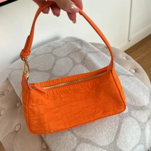 Organe väska  - Orange väska, oanvänd.  Från märket Mango 