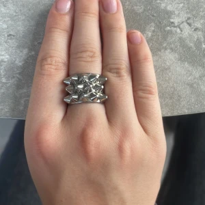 Edblad ring  - Edblad ringer är i ett superbra skick. Den är i silver och storlek 16,00. Säljer då den inte passar mig längre tyvärr. Pris går att diskutera. 