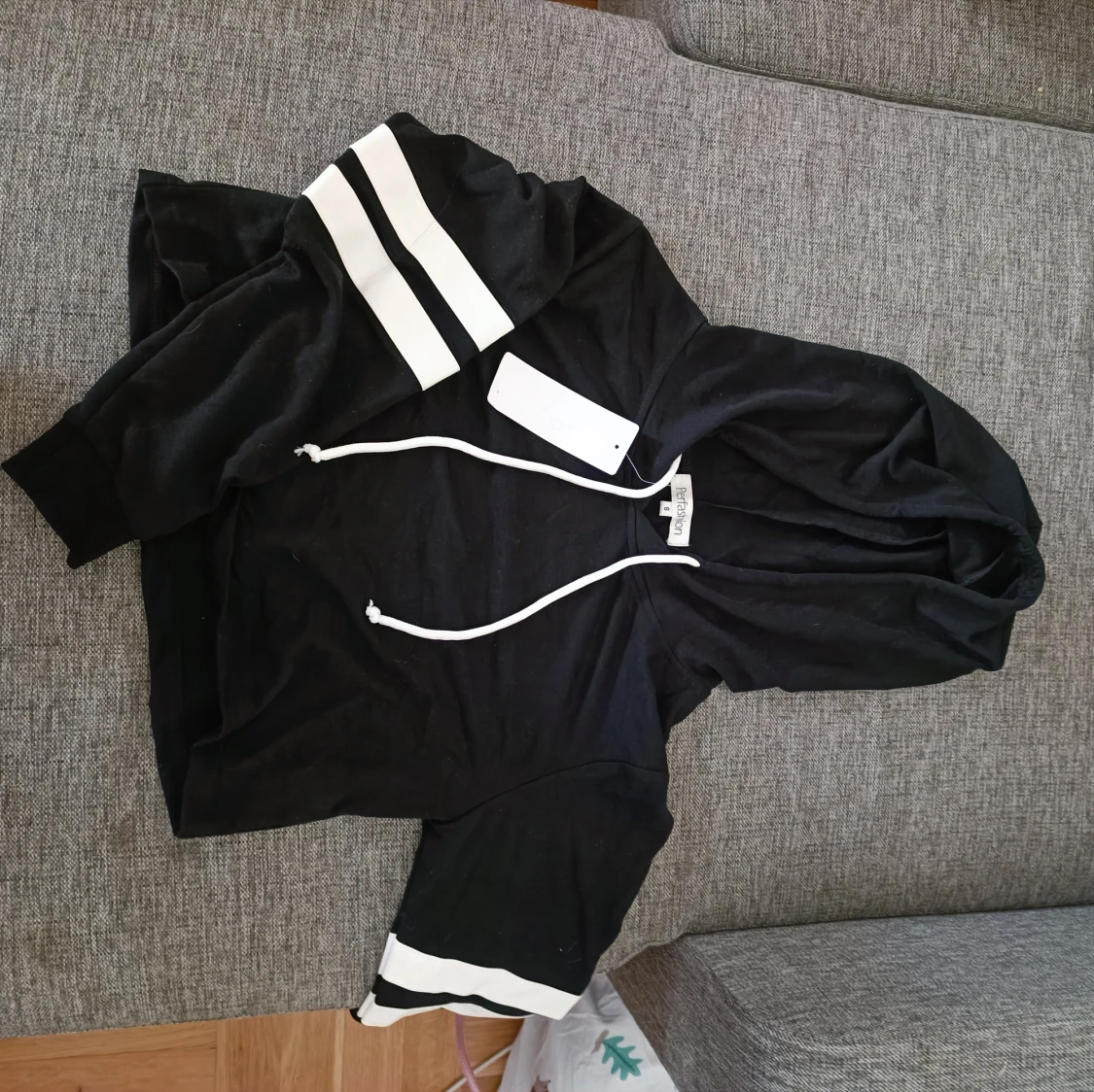 Svart hoodie från Perfashion