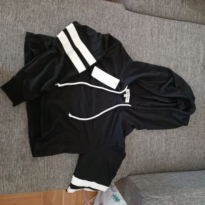 Svart hoodie från Perfashion - Säljer en svart hoodie från Perfashion i storlek S. Den har vita snören och vita ränder på ärmarna. Perfekt för en. Helt ny med tag kvar! aldrig använt 🖤🤍 Obs betalning sker via swish 