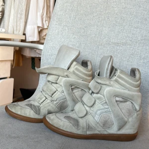 Isabel marant skor - Säljer ett par beiga Isabel Marant skor i storlek 39💕Skorna har lite defekter där fram, se bild 3. Pris kan diskuteras