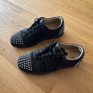 Louboutin skor  - Svarta louboutin skor med nittar. Storlek 41 och en halv. Låda medföljer ej därav priset