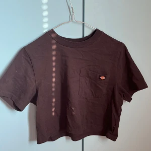 Croppad T-shirt från Dickies i svart. - Aldrig använd. Croppad svart T-shirt med en vänster bröstficka. Loose fit.