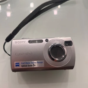 Sony Cybershot - Säljer min digitalkamera Sony Cyber-shot DSC- S40. La in en bild som visar ungefär hur bilderna blir med kameran.