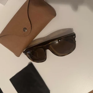 Rayban boyfriend solglasögon  - Grymt snygga solglasögon från rayban. Modellen boyfriend. Använda 1 gång. Inga skador eller annat.