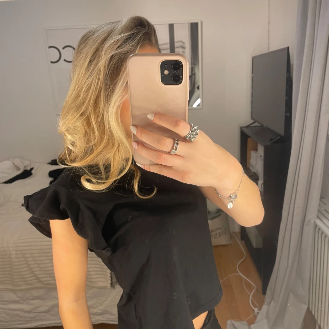 Svart topp med volangdetaljer - 1