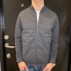 Massimo Dutti Cardigan - Cardigan Ifrån MASSIMO DUTTI | Strl - S | Skick - 10/10 | Nypris - ca 1500kr | För ytterligare frågor är det bara att skriva 🗣️