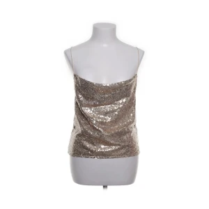 Glittrig fest topp - Säljer denna superfina glittriga paljett topp köpt på sellpy i nästan nytt skick! Den va tyvärr för stor för mig - hade behållt annars 🤧🥰 