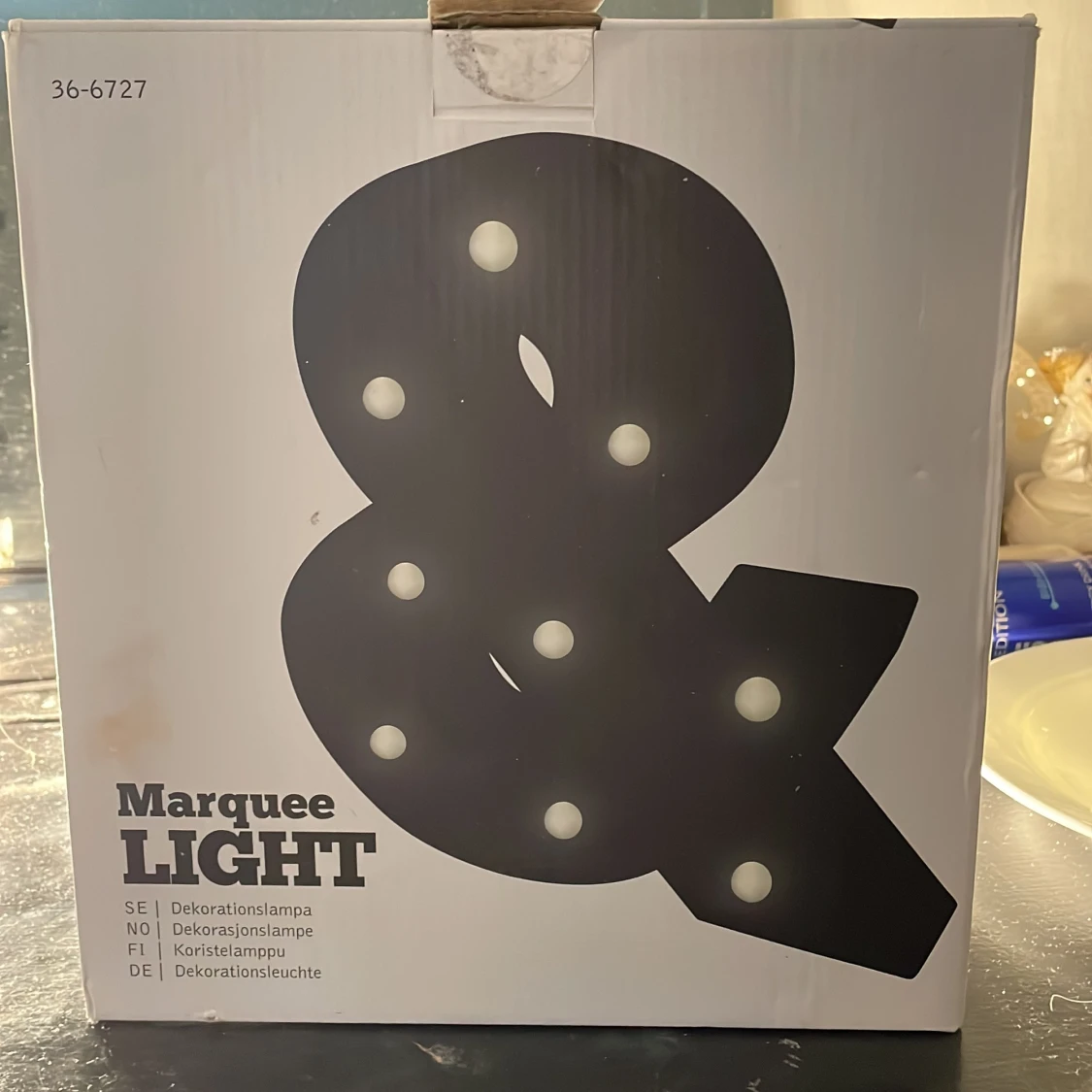 Svart dekorationslampa i form av ett &-tecken - 1