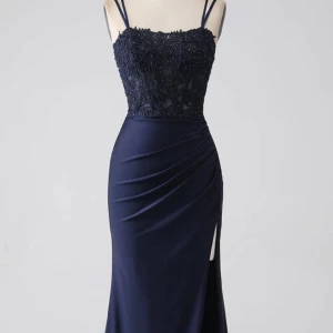 Mörkblå superfin balklänning  - Säljer denna jättefina balklänningen med  med en tajt passform men vidare kjol nertill. Klänningen  har en slits på sidan av benet och öppen rygg med band man kan knyta och en slags korsett med superfina detaljer och mönster, klänningen är använd en gång och den är köpt från Zapaka för 1 700 kr💙🥂