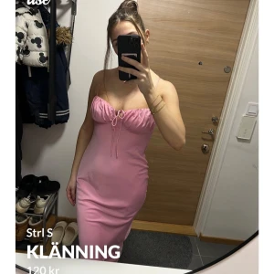 Rosa långklänning från Gina Tricot - Säljer en elegant rosa långklänning från Gina Tricot. Klänningen har smala axelband och en söt knytning framtill. Perfekt för sommarens festligheter. 💖