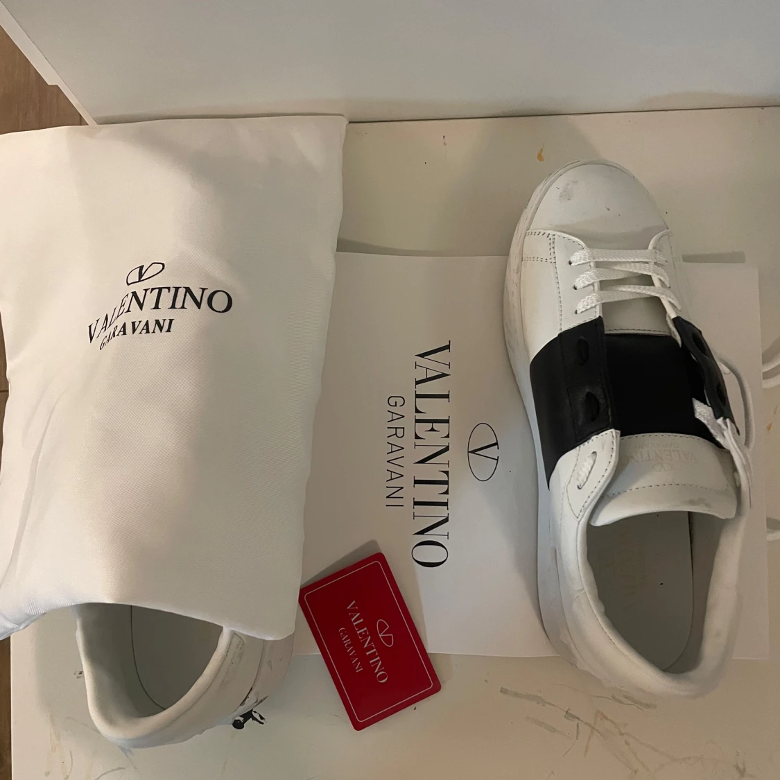 Valentino Garavani sneakers i vitt och svart