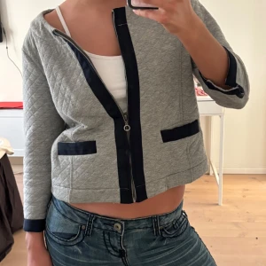 Fin grå kofta eller jacka - Kan användas som kofta eller jacka när de är varmare ute! Så fin passar till allt!