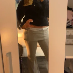 Grå mjukisbyxor från New Yorker - Säljer ett par bekväma grå mjukisbyxor med bootcut-stil. Byxorna har en bred linning som kan vikas ner 😊 storlek S/34 och använda få gånger 🙂 