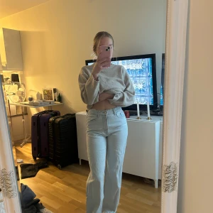 Ljusblåa jeans  - Säljer ett par loose jeans, vill ba bli av med dem 