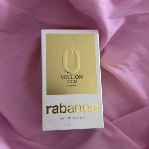 Million Gold Eau de Parfum för henne - Upptäck den lyxiga doften av Million Gold Eau de Parfum för henne från Rabanne. Flaskan rymmer 30 ml och är designad med en elegant guld- och vit förpackning. Perfekt för den som vill ha en sofistikerad och glamorös doftupplevelse. Testad 3 gånger. Har en annan med likande doft, därav säljs den. Nypris 900kr