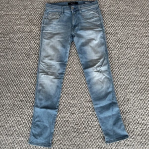 REPLAY ANBASS JEANS  - Replay anbass jeans - Slim fit passform - Storlek W31/L32 - Nypris runt 1800kr -  Deluxecloset