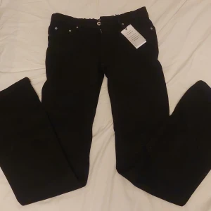 Svarta lågmidjade jeanse - Snygga svarta byxor från Grunt som är låg midjade.Perfekta för en trendig look. Dom är är helt nya. Köpta för 649kr och slut i lager💞