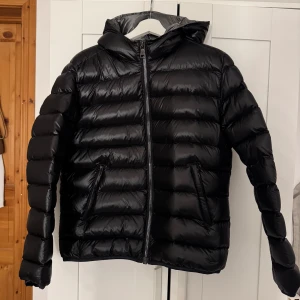 Svart dunjacka Colmar - Säljer denna snygga svarta dunjacka från Colmar. Jackan har jag använt kanske 5 gånger, så nästan som ny!💖 Den är i storlek 50 men skulle absolut säga att den sitter som en 42, väldigt liten i storlek💕                Nypris: 4999kr 