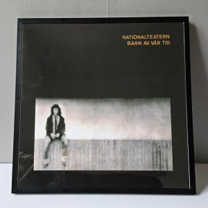Nationalteatern - Albumaffisch, 31.5x31.5cm - Nationalteatern - Barn Av Vår Tid albumaffisch, 31.5x31.5cm. Helt ny - Passar bra i IKEAs tavelram Lomviken!  Skickas i papprulle - Ramen ingår inte!