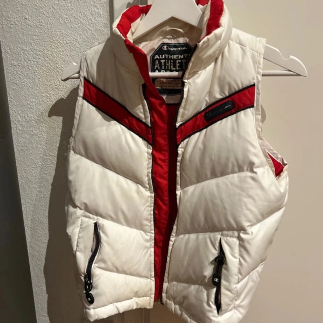 Vit och röd dunväst från Champion stl S