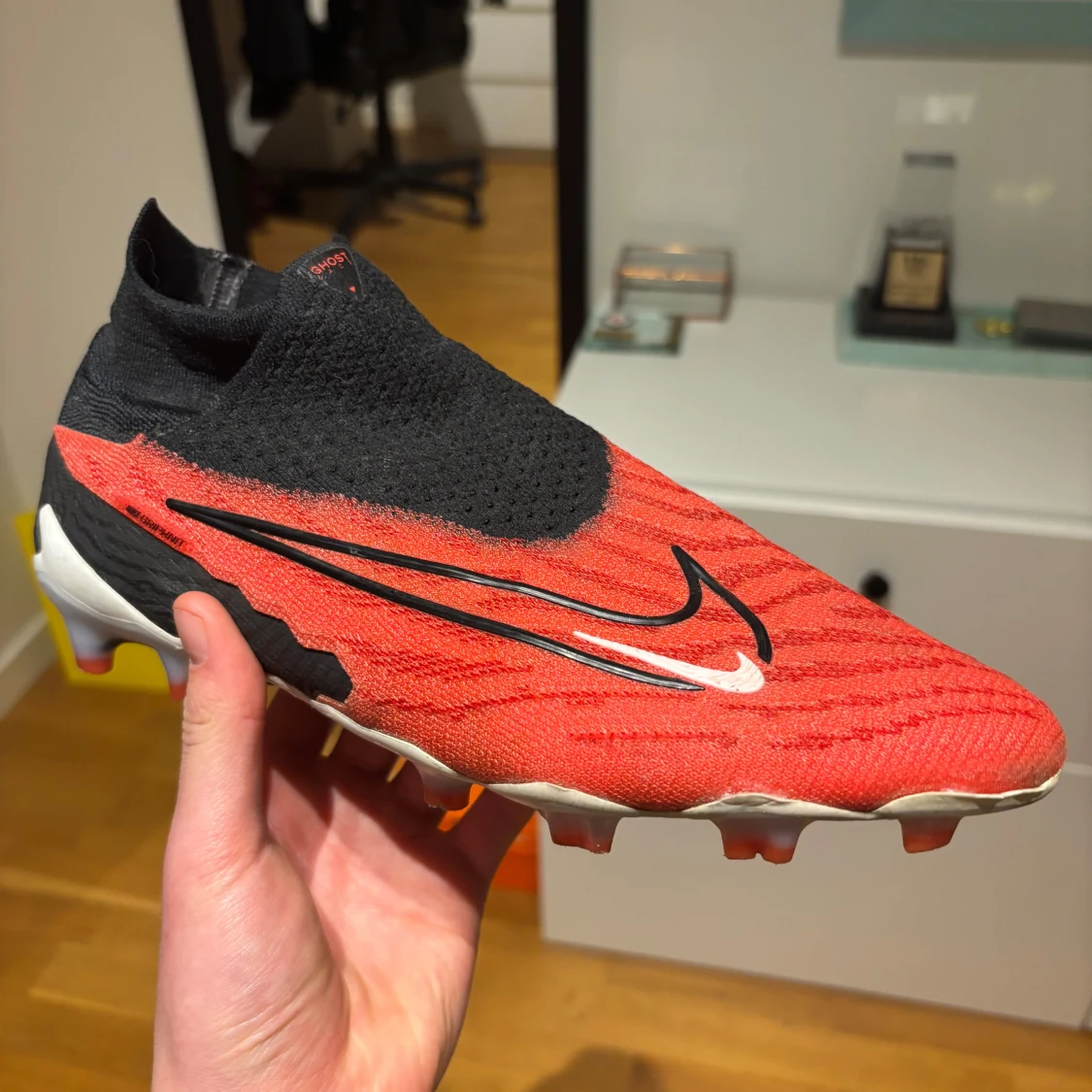 Röda och svarta fotbollsskor från Nike - 1