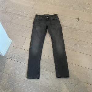 Gråa Tommy hilfinger jeans - Helt oandvända gråa Tommy hilfinger jeans.