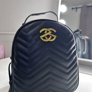 Svart Mini-ryggsäck  - Priset kan diskuteras💖- Säljer en snygg och stilren mini ryggsäck i mycket fint skick. Har använd ett fåtal gånger, inga märken eller skador. Perfekt storlek för att rymma det viktigaste, utan att vara för stor eller klumpig. Passar till vardags, shopping eller när du vill resa lätt. ☺️ 