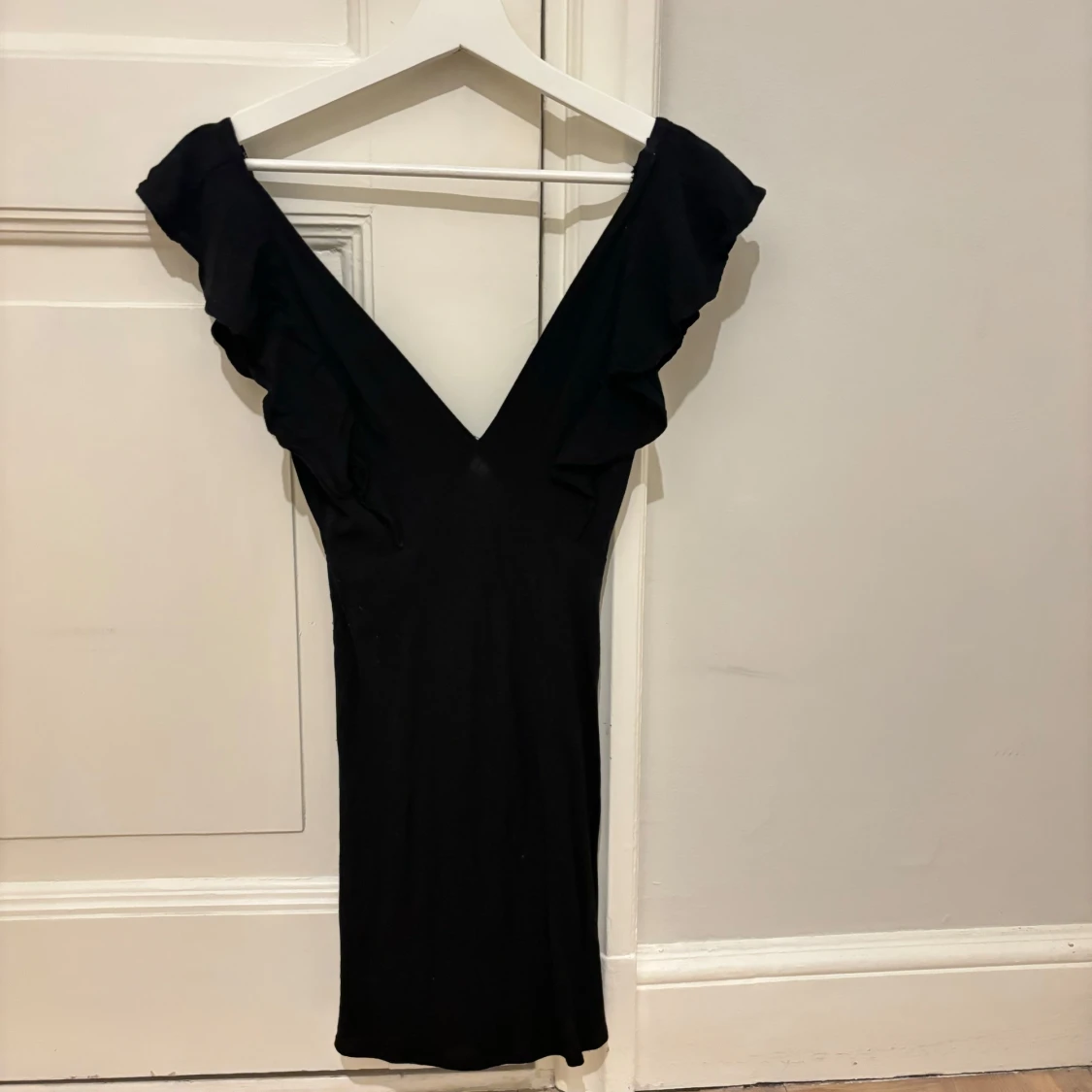 Svart klänning med volangdetaljer från Zara - 1