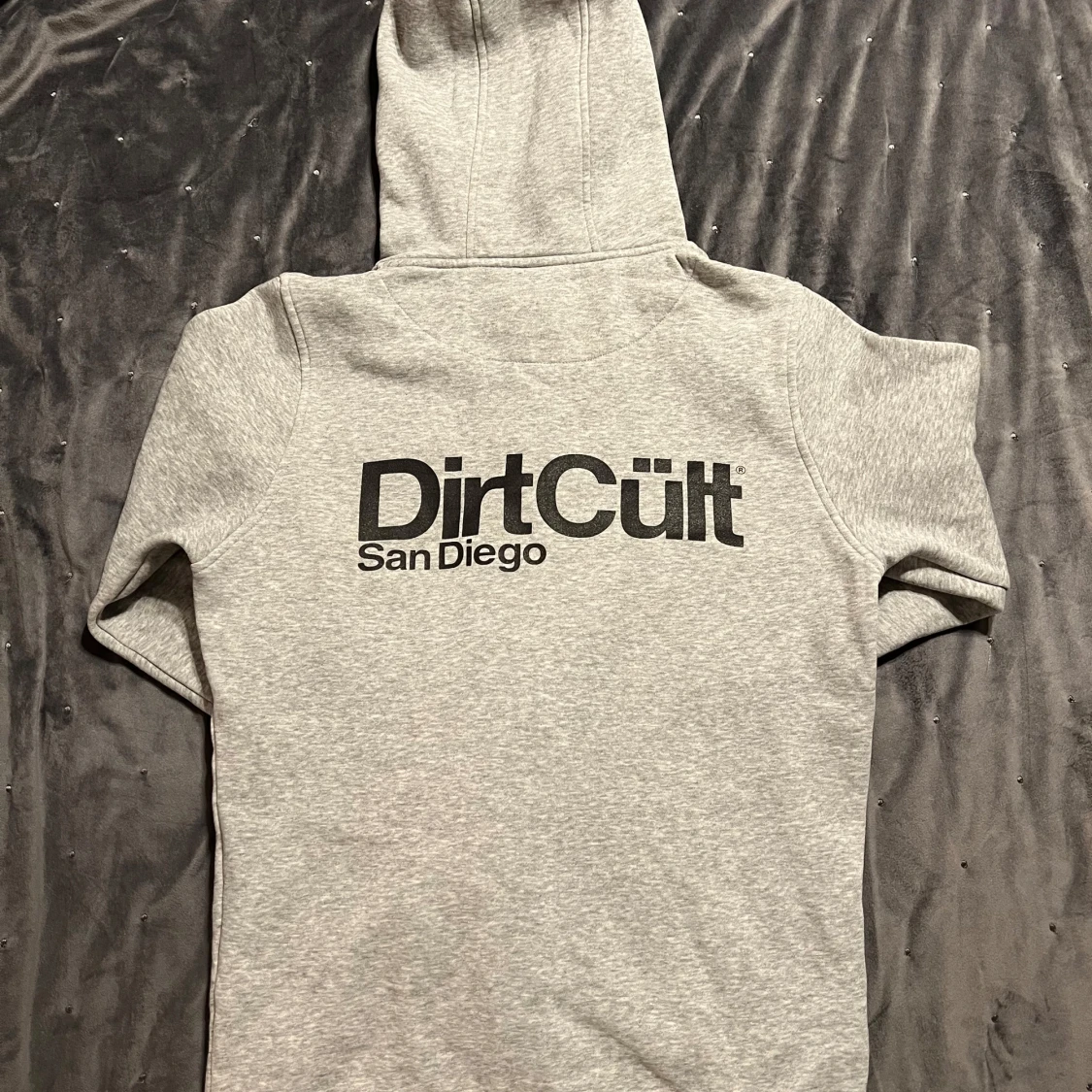 Grå hoodie från DirtCült - 1