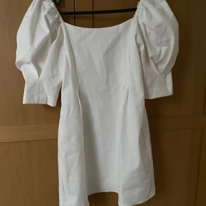 Studentklänning - Sååå fin vit miniklänning perfekt för studenten!