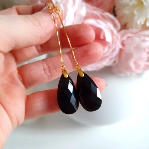 Obsidian örhängen 18k guld över Sterling Silver  - Perfekt som present eller gåva till dig själv! - Facetterade droppar 25mm - 18k guld över 925 Sterling Silver (Allergivänlig). - Obsidian är feminin sten, den bringar lugn, skydd och balans. - ca 7cm långa. - Lätt vikt.  En magisk känsla att bära, så unik & helt perfekt till festen!  Lycka till! Jenny Jahn - Healing & Kristallmycken 