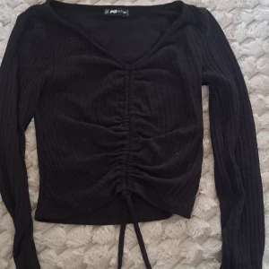 Svart ribbad topp - Snygg svart ribbad topp i xs