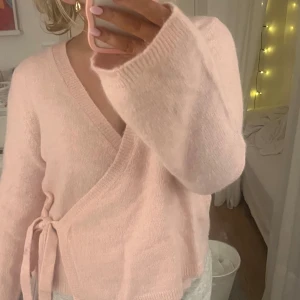 stickad tröja - En stickad ströja med knytning på sidan. Superfin till våren! Säljs då den inte kommit till användning 💓
