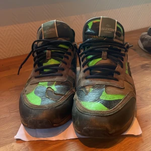 Valentino Rockrunner - Tjena säljer ett par stilrena Valentino Rockunner🍾🍾7/10 i skick säljer då jag inte använder dem bara att höra av sig om du har frågor pris är dikuterbart. Nypris: ca 5000 mitt pris:1200