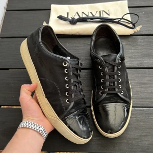 Lanvin - Säljer dessa feta lanvins! Färg marinblå. Uk11 vilket motsvarar storlek 45! Skick 6-7/10. Hör av dig vid minsta fundering 👌