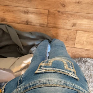 True religion Jeans - Snygga Blåa True Religion jeans i storlek W26, midjemått: 34cm innerben: 77cm. Pris kan diskuteras vid snabb affär. Säljer vidare köpt här på Plick💗
