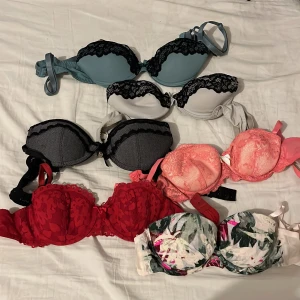 BH  - Alla är i storlek 75 A. Olika färger. Säljer alla för 100 och en för 20. 