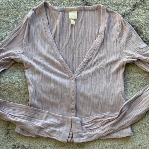 Ljuslila ribbad kofta från H&M - Säljer en ljuslila ribbad kofta från H&M. En stilren och bekväm tröja för alla tillfällen.💜