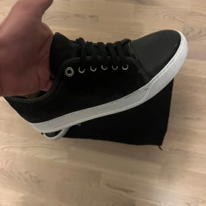 Lanvin skor - Säljer ett par stilrena lanvins som är i bra skick. En defekt är dock inesulan som har lossnat lite men är absolut inget som märks utanför eller känns på. Kan även skicka med 2 par skydd för de små små skadorna om det frågas. Skorna är i uk 6 som motsvarar 40 men kan lätt passa för de som har 41/42. 