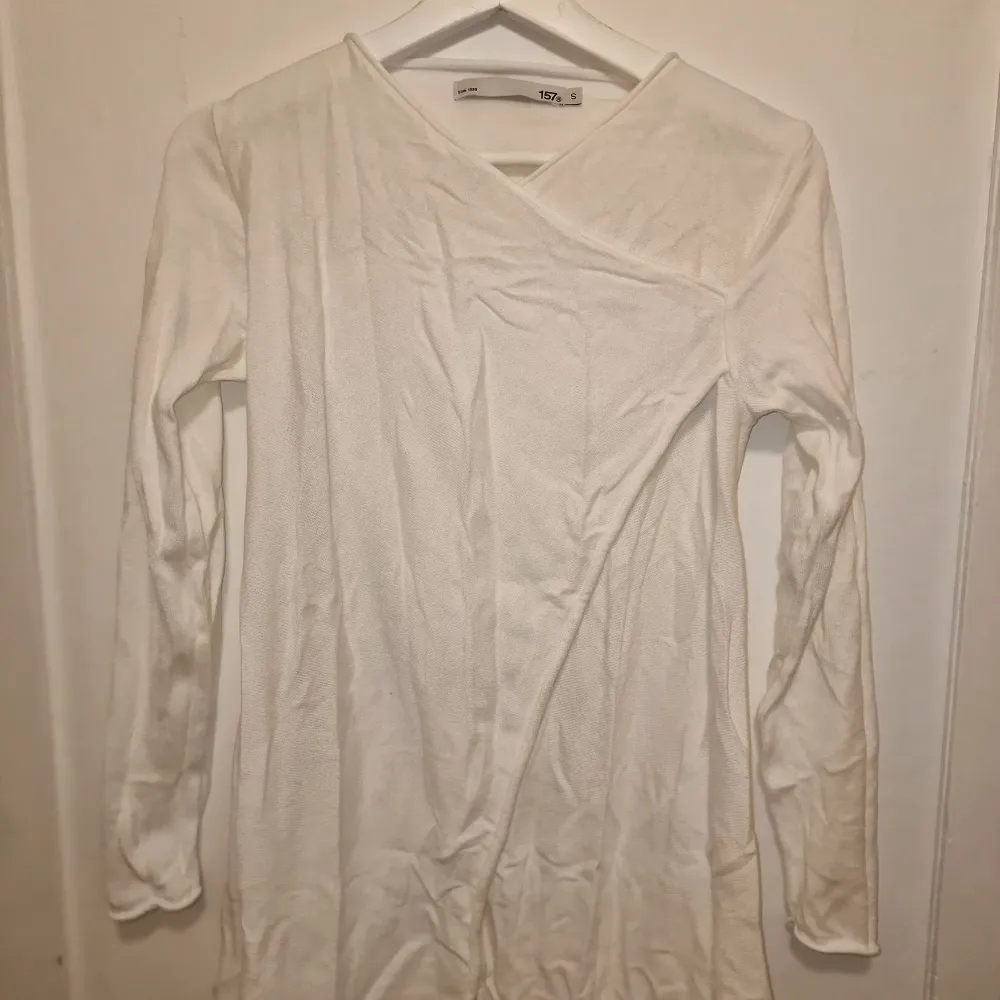 Säljer en stilren vit omlottkofta. Perfekt för att matcha med olika outfits. Garderobsrensning så kika gärna på övriga auktioner. . Neuletakit & Villapaidat.
