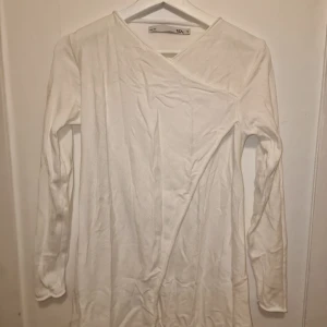 Vit omlottröja - Säljer en stilren vit omlottkofta. Perfekt för att matcha med olika outfits. Garderobsrensning så kika gärna på övriga auktioner. 